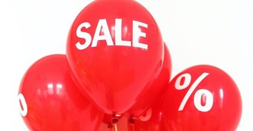 Rote Luftballons mit Aufschrift Sale